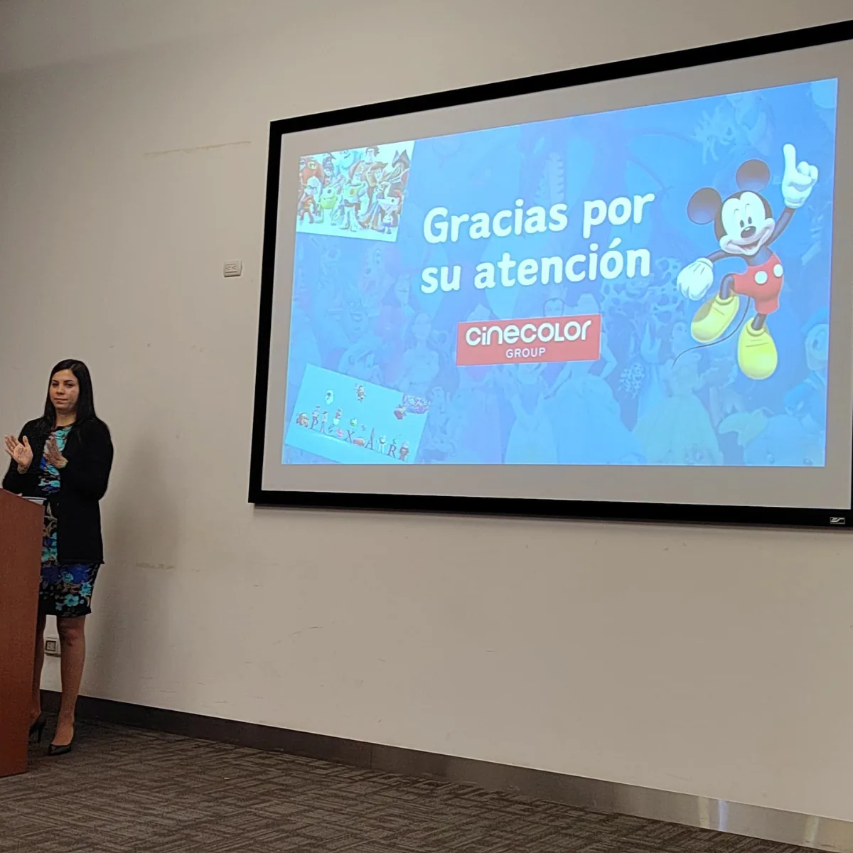 Valeria Morón durante una capacitación en Cinecolor