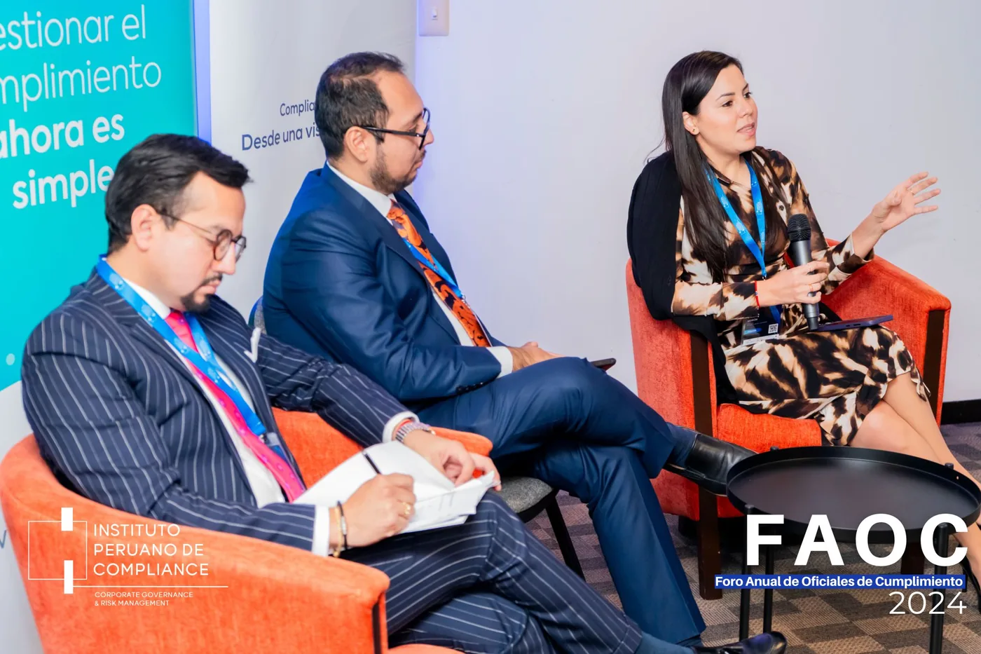 Valeria Morón en un panel de compliance