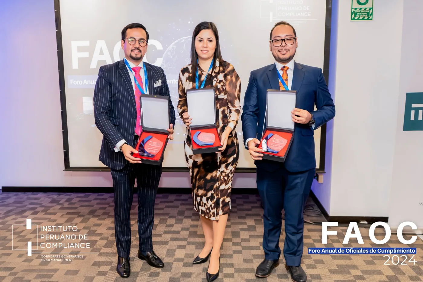 Reconocimiento a los ponentes del foro de compliance