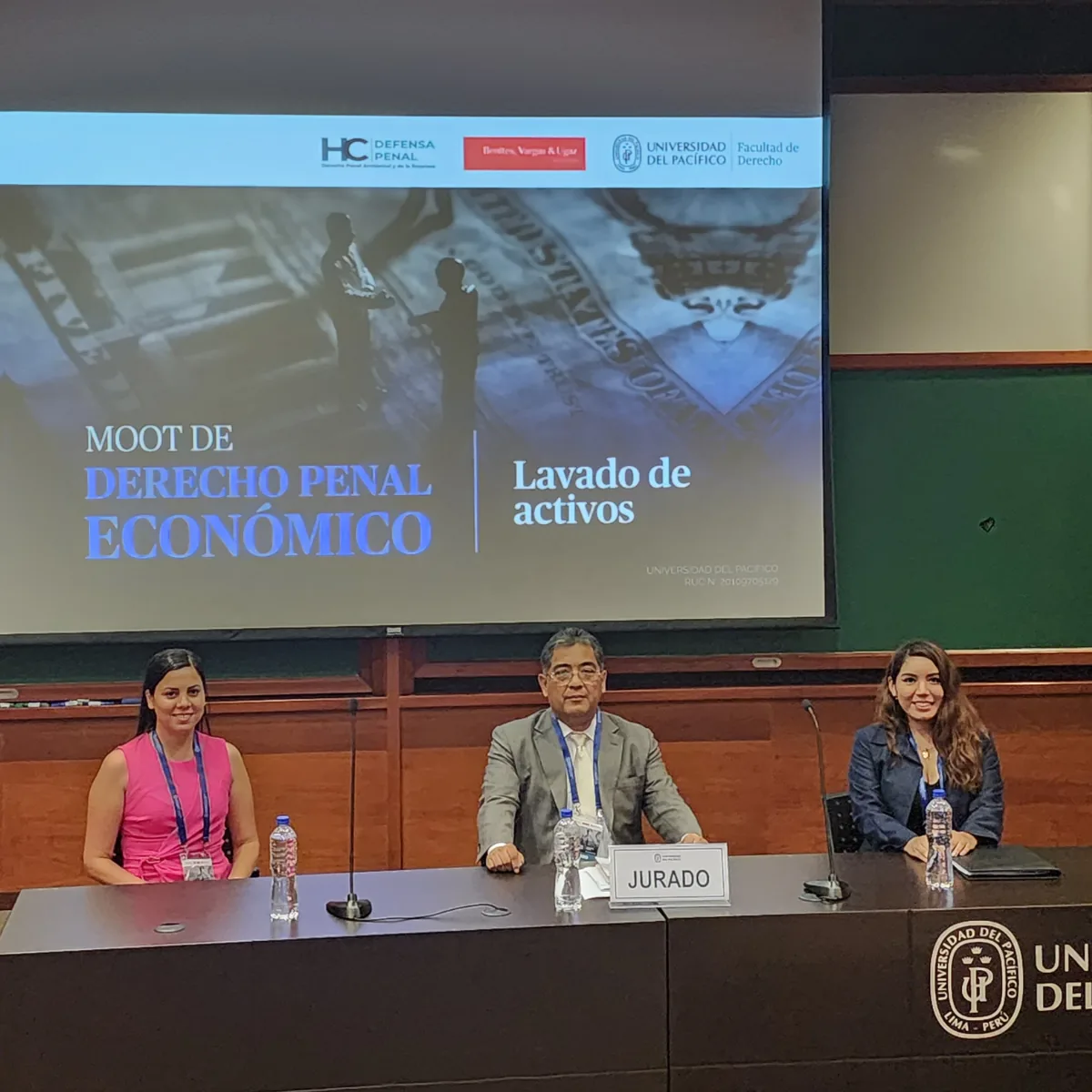 Valeria Morón como jurado en la Universidad del Pacífico