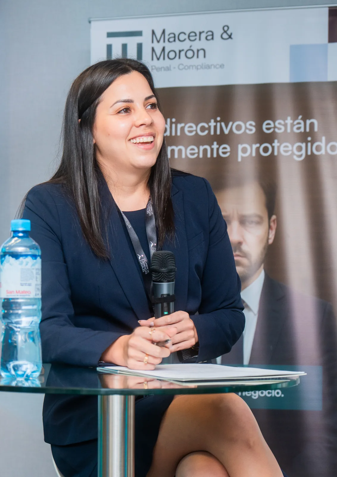 Valeria Morón participando en una ponencia