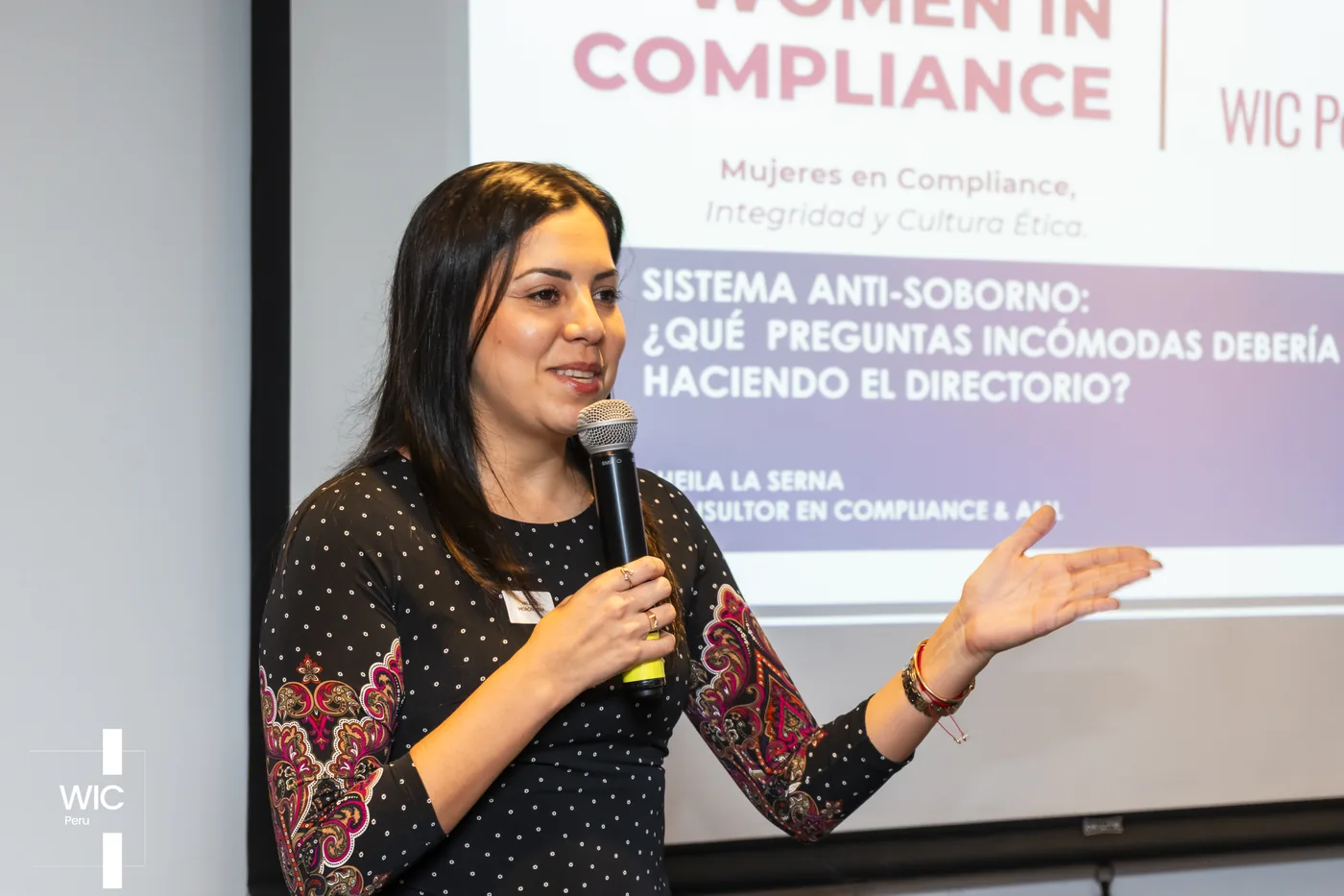 Valeria Morón como ponente en Women in Compliance